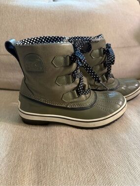 Sorel Olive Green Women’s Waterproof Lace-Up Winter Boots with Polka Dot Laces